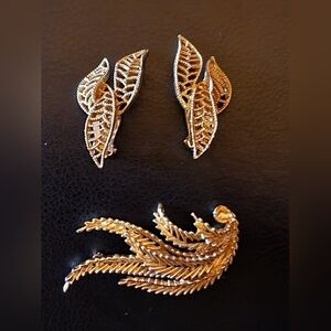 1960'S, CATHE, GOLD TONE CLIP ON EARRINGS! GOLD TONE VINTAGE BROOCH.